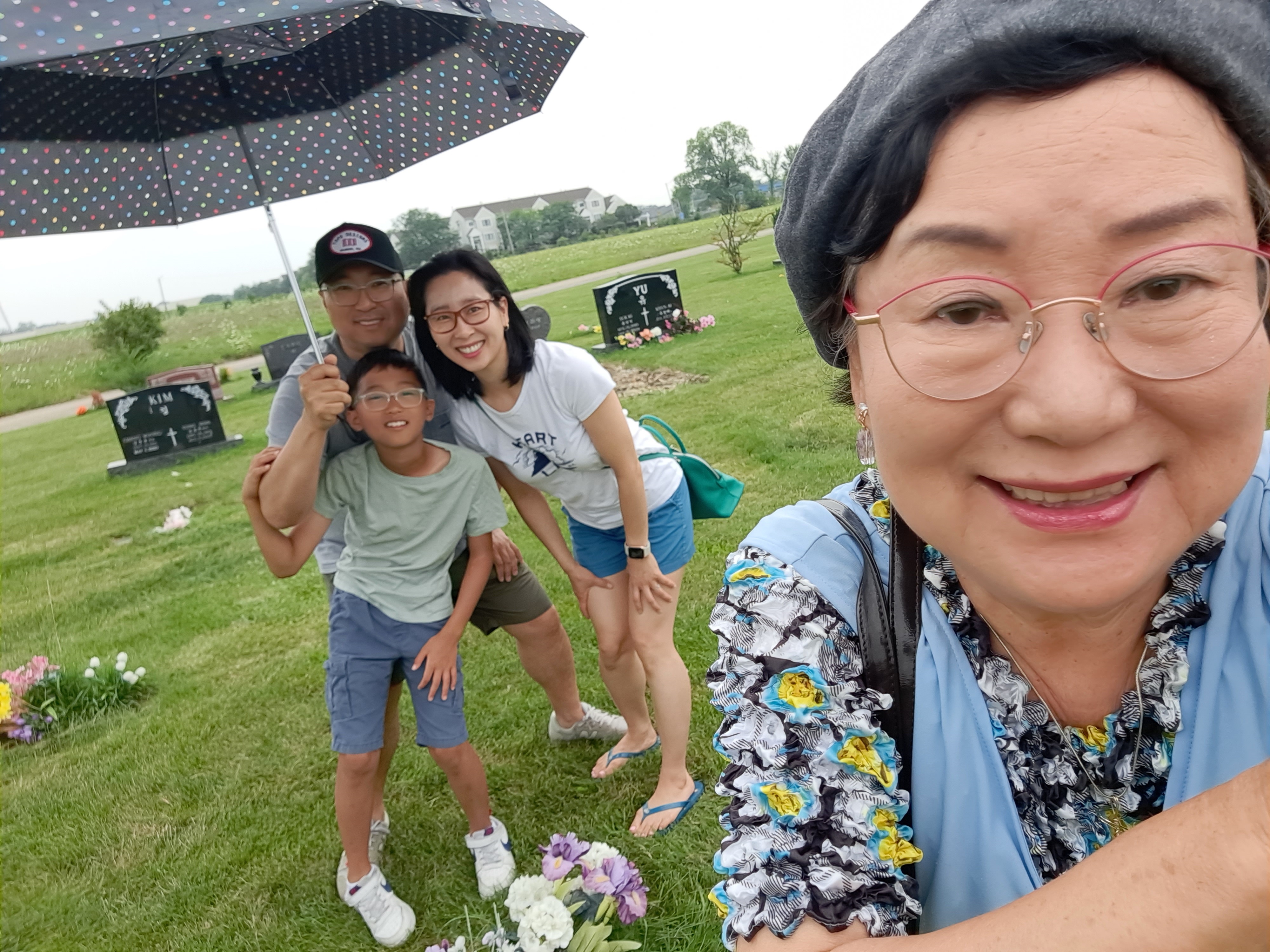 아빠 산소에서.jpg