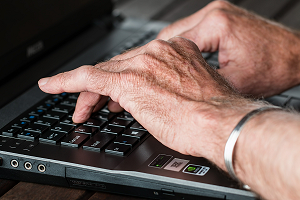 hands-545394_1920h 200.png